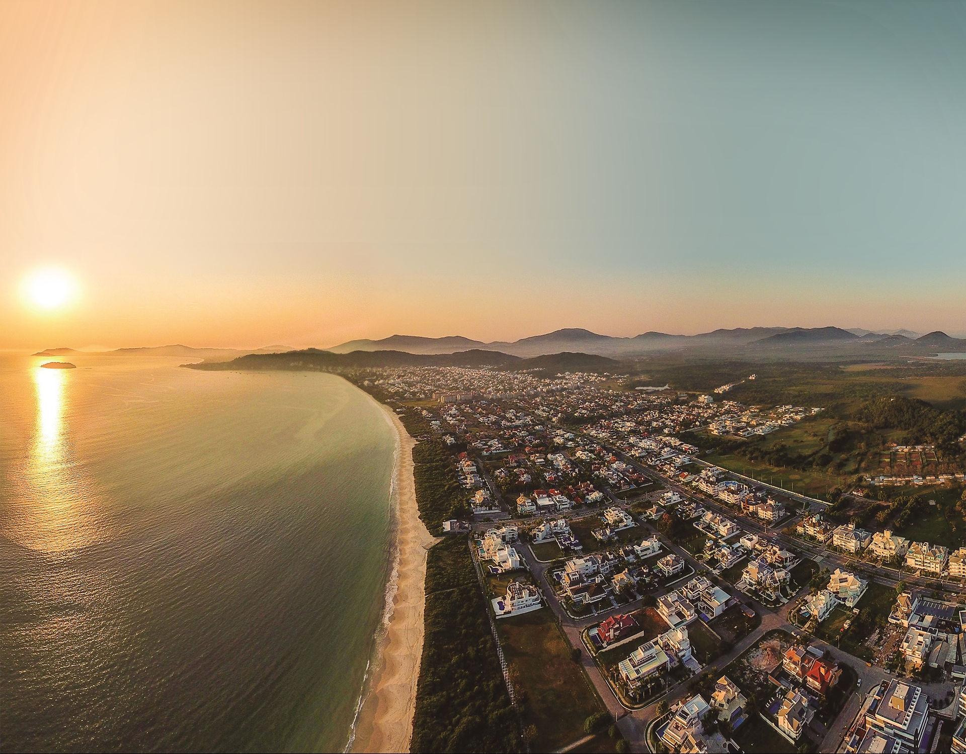 Vista aérea de Jurerê, Florianópolis, ao pôr do sol